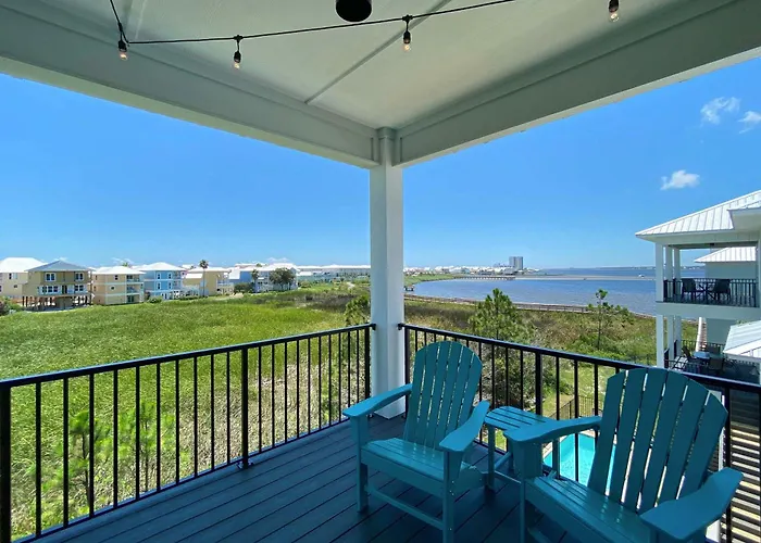Azure Horizon Beachfront Charm In Holiday home