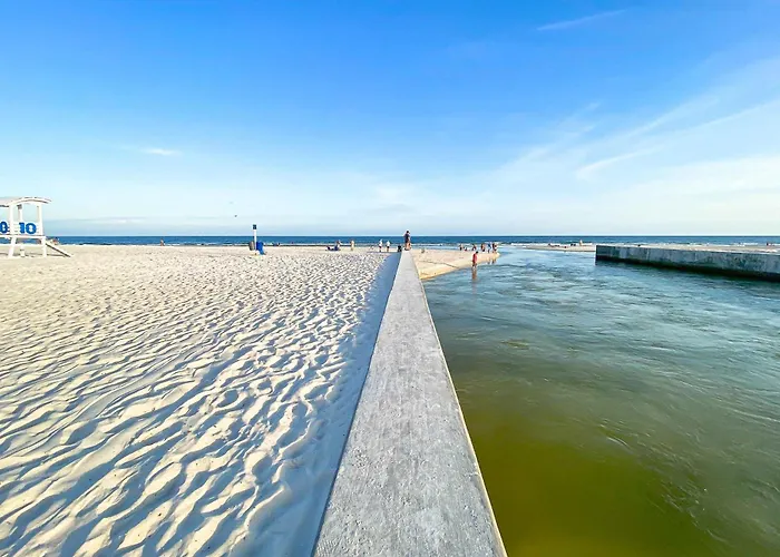 Azure Horizon Beachfront Charm In Holiday home *