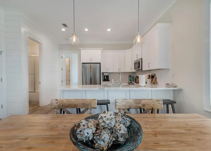 Azure Horizon Beachfront Charm In Holiday home