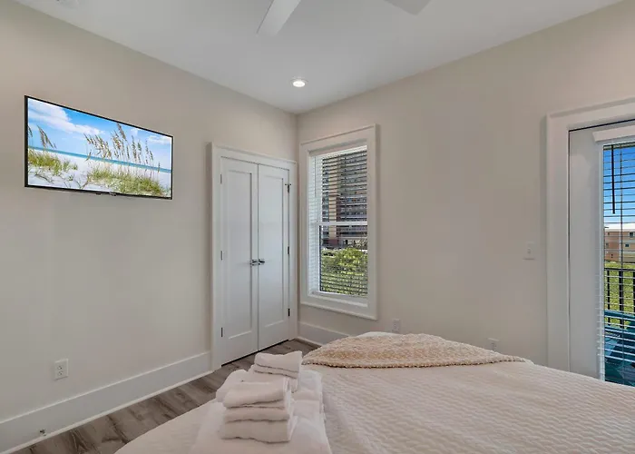 Azure Horizon Beachfront Charm In Holiday home *