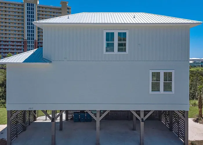 Azure Horizon Beachfront Charm In Holiday home *